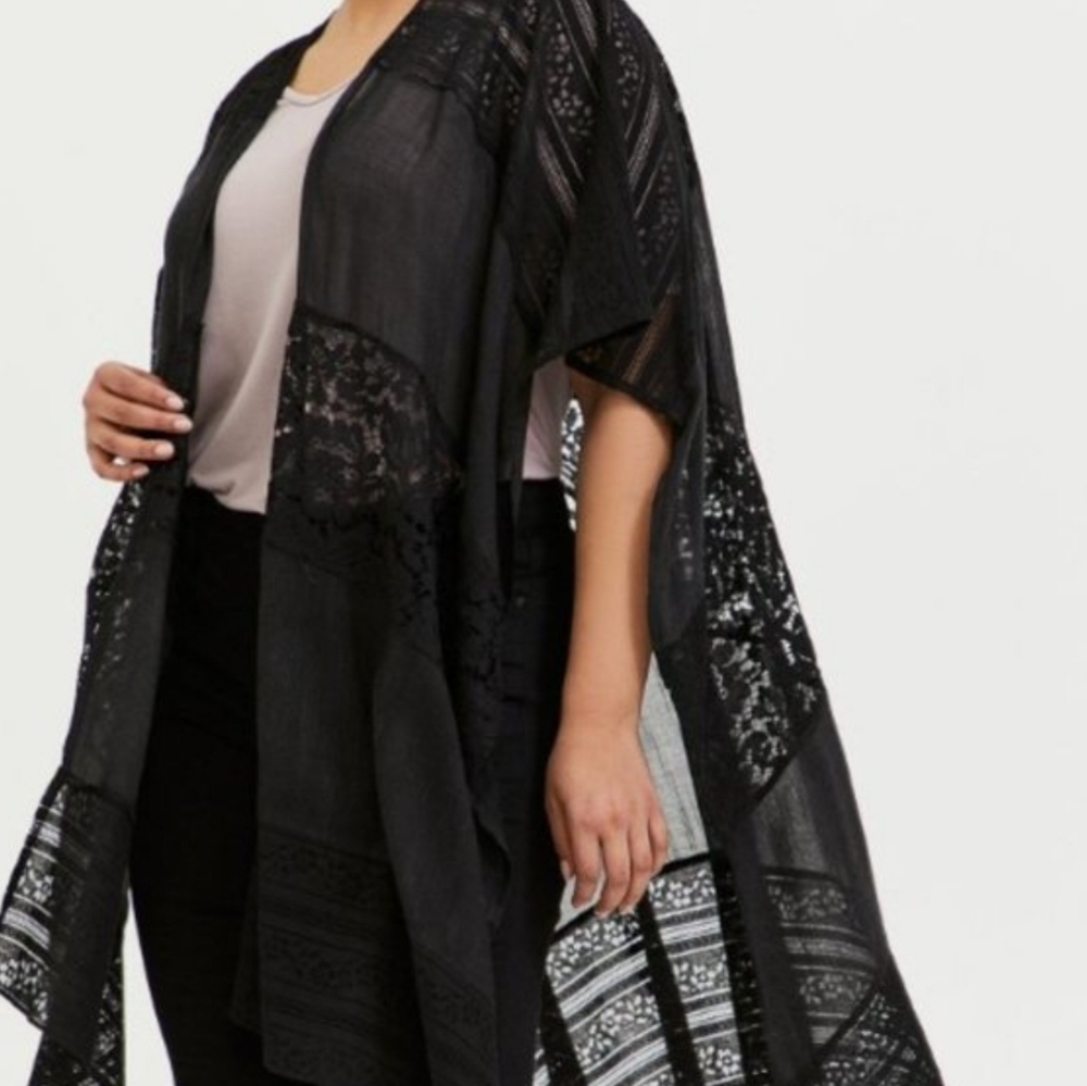 Torrid OS 2x 3x 4x 5x Black Floral Lace Crochet Ruana Cover-Up Kimono